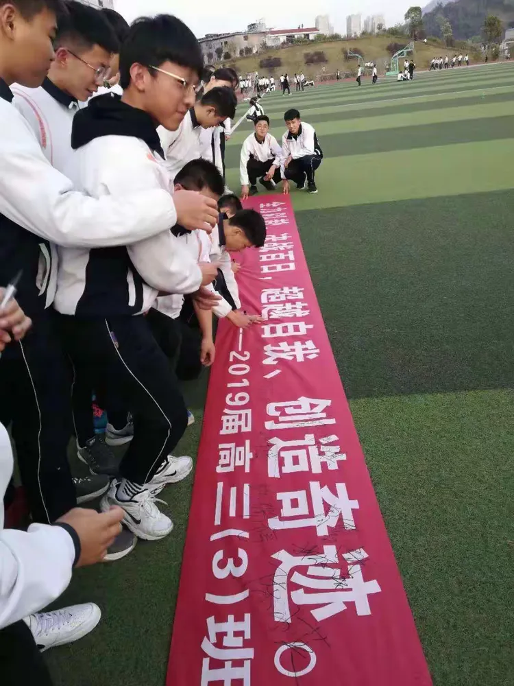 昆明时间战队斗志昂扬，全力冲刺争取下一场胜利