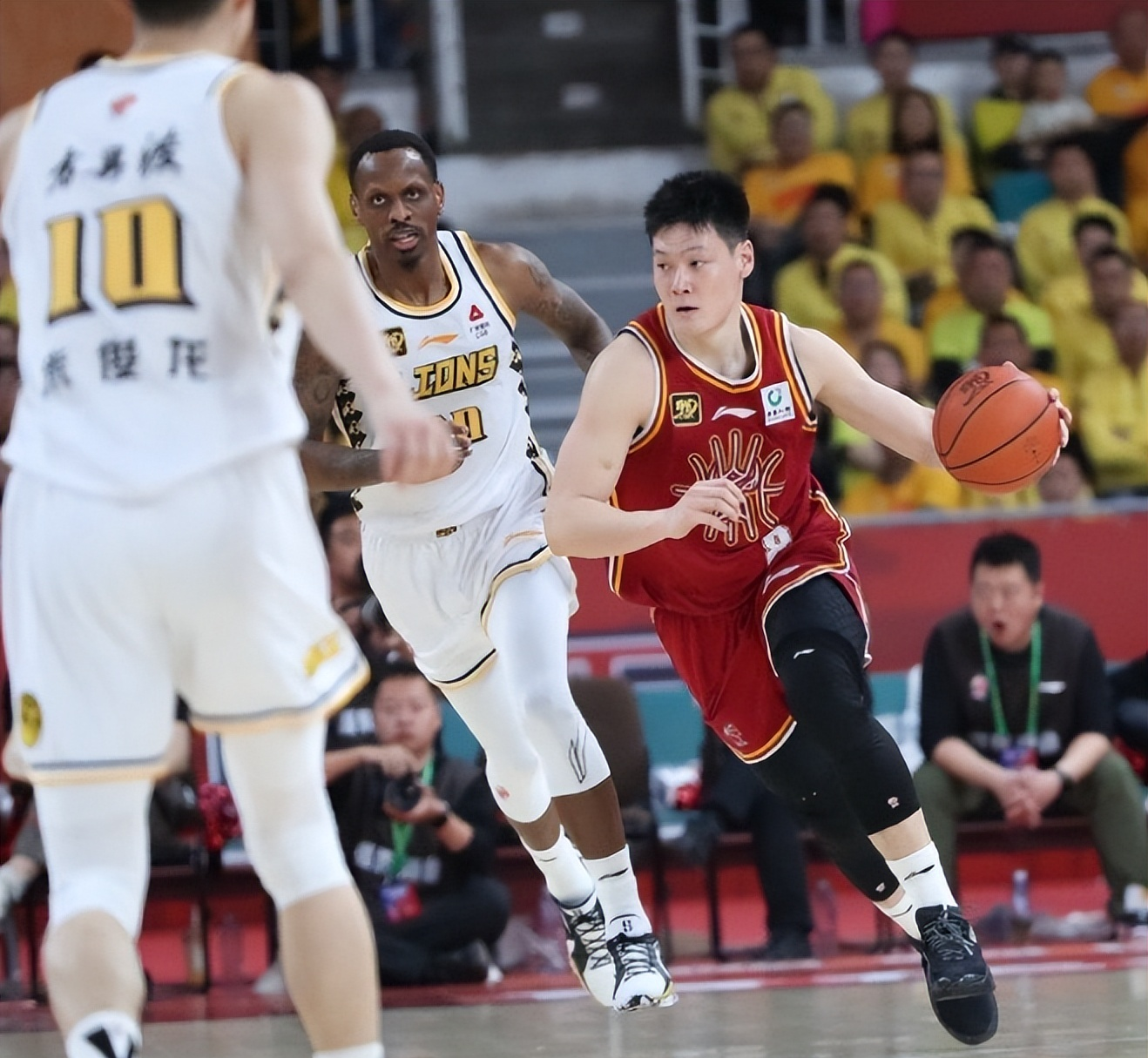 包含山东男篮率先杀入总决赛，将对阵广厦的词条