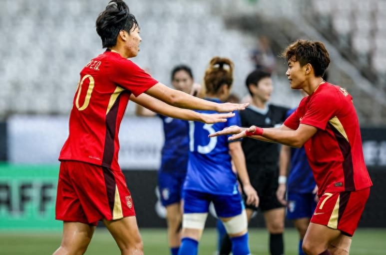 包含爱沙尼亚俱乐部在对决中晋级下一轮的词条